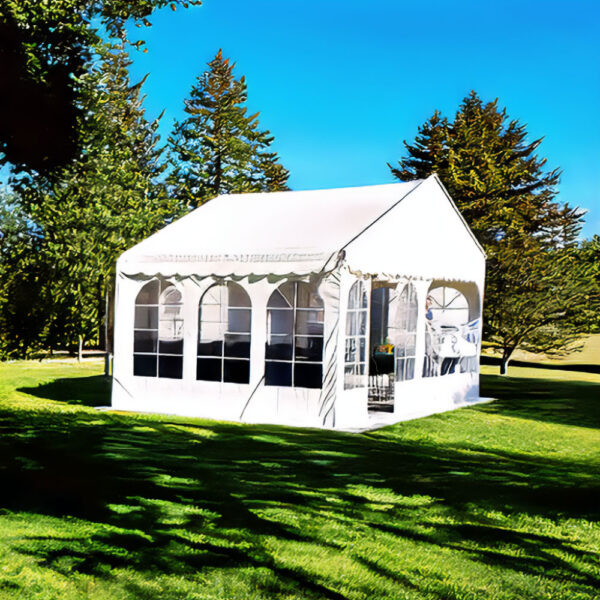 Hvidt 6x3m festtelt til havefest i Aalborg med plads til 10-15 personer.