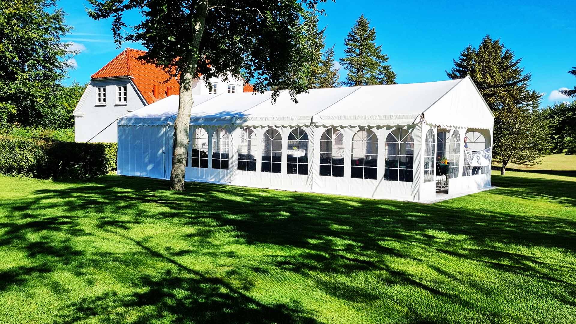 Stort hvidt 6x12 m festtelt opsat til havefest i Aalborg – udlejning af telt med plads til 60 gæster.